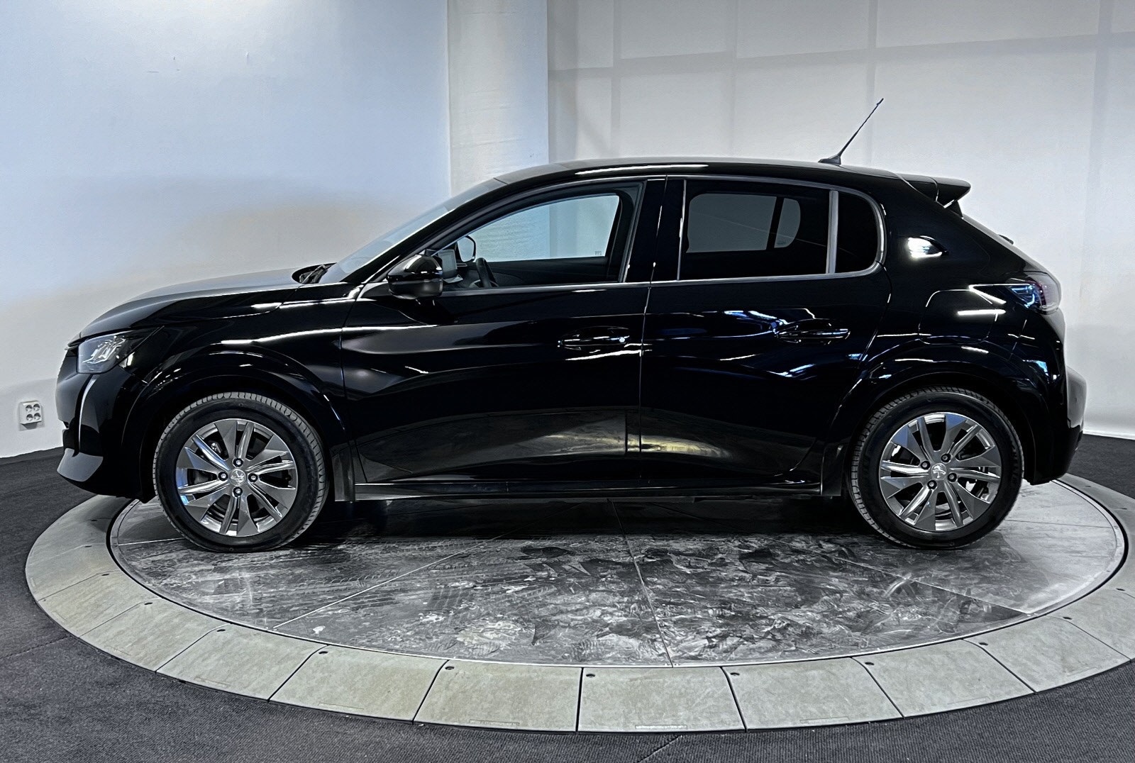 PEUGEOT E-208 136CH GT - Image 2