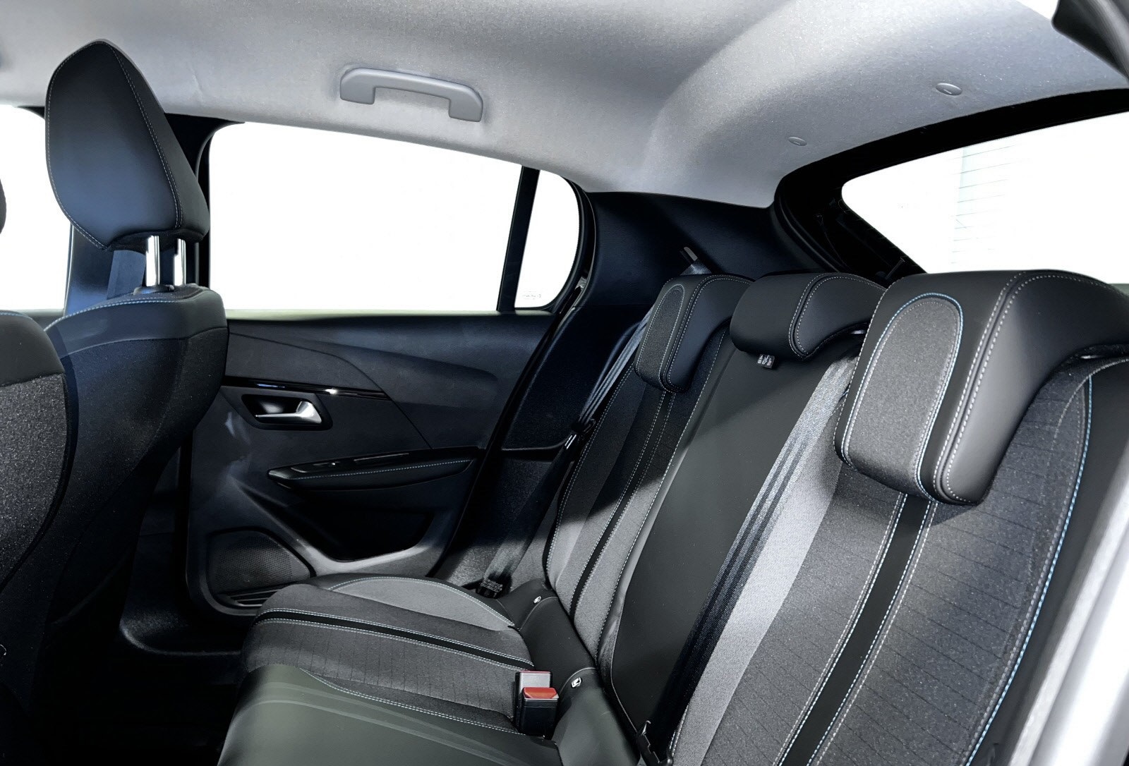 PEUGEOT E-208 136CH GT - Image 12