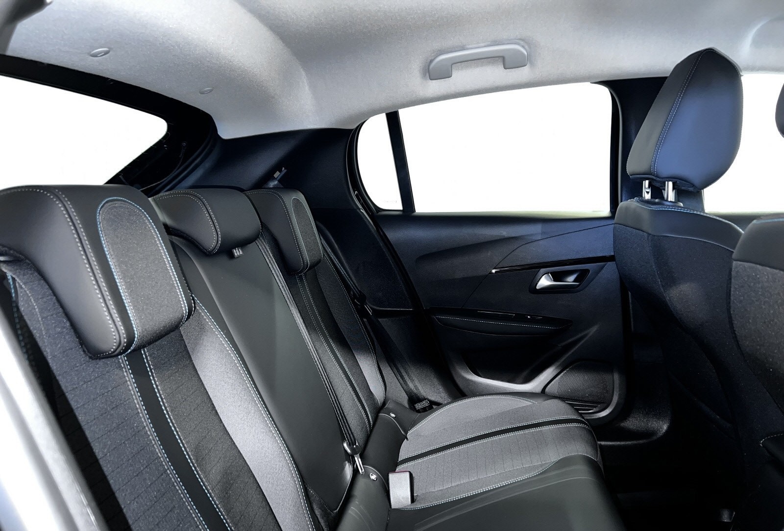 PEUGEOT E-208 136CH GT - Image 13