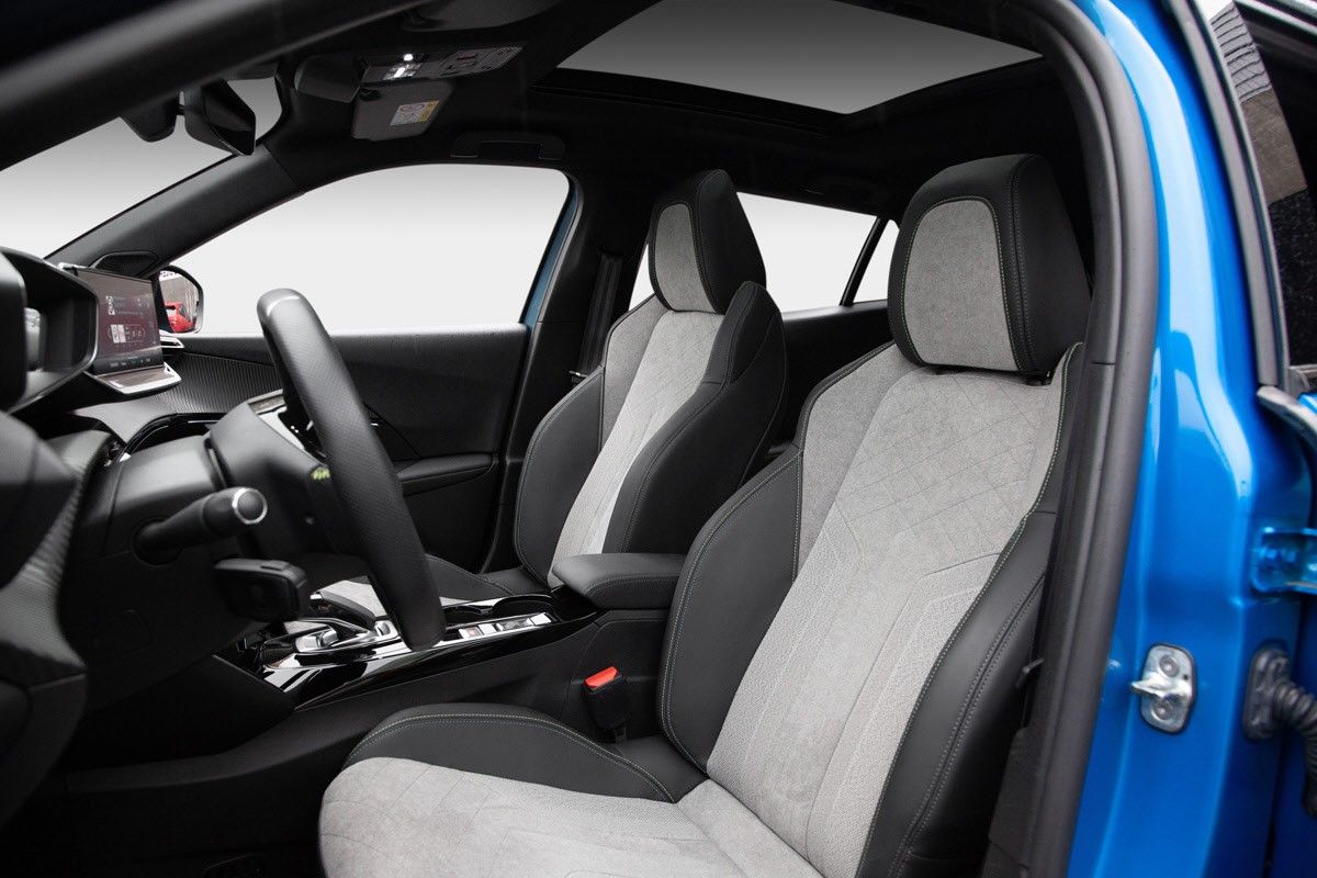 PEUGEOT 2008 II E-2008 136 CH GT - Image 17