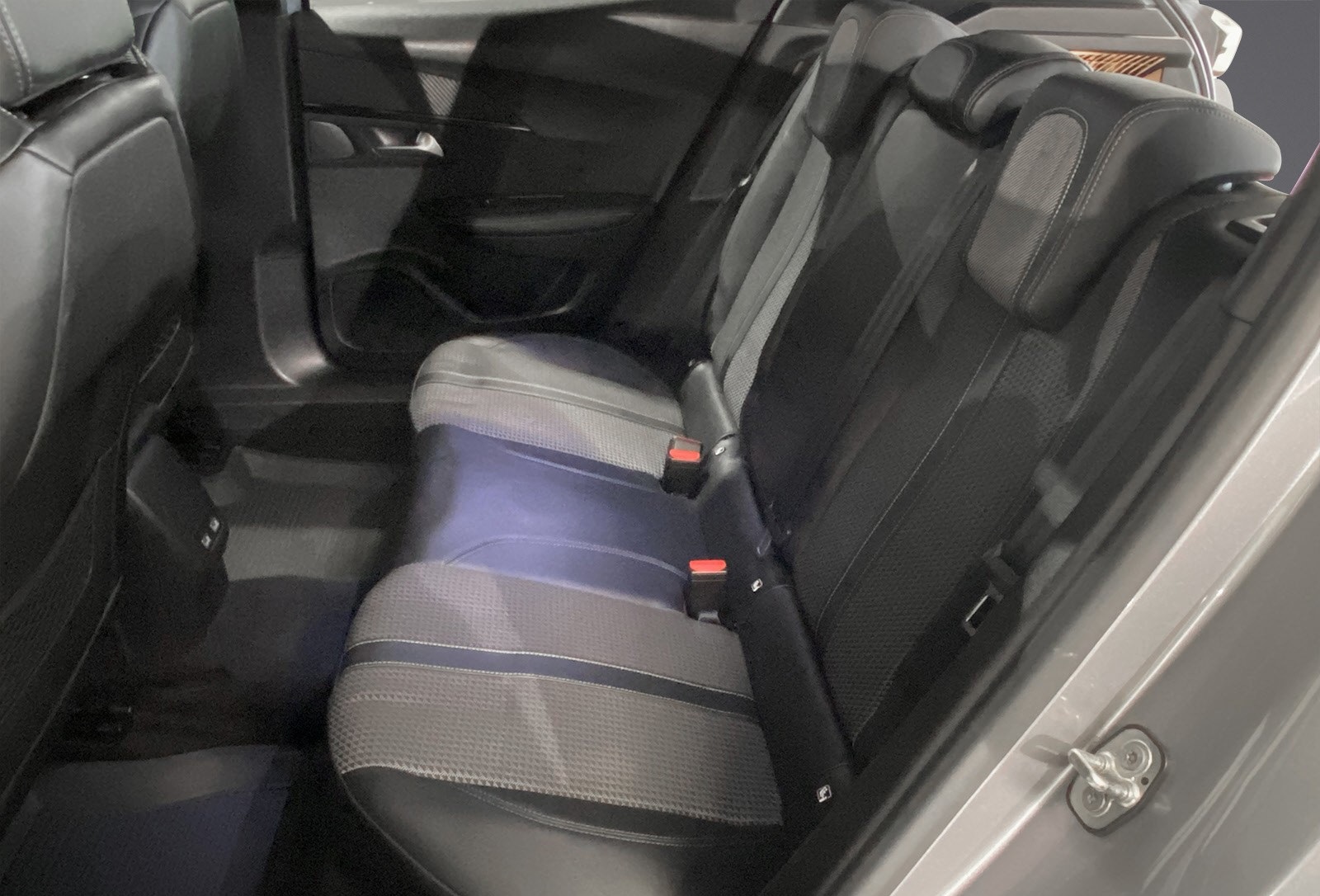 PEUGEOT 2008 II E-2008 136 CH GT - Image 11