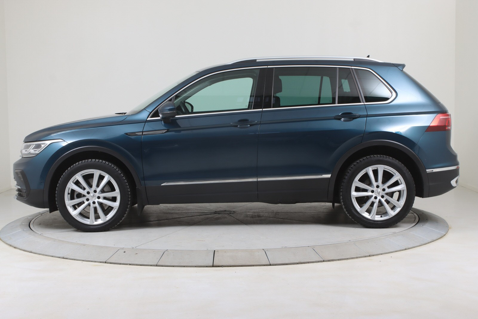 VOLKSWAGEN TIGUAN 2.0 TDI 200CH ELEGANCE EXCLUSIVE 4MOTION DSG7 - Image 4