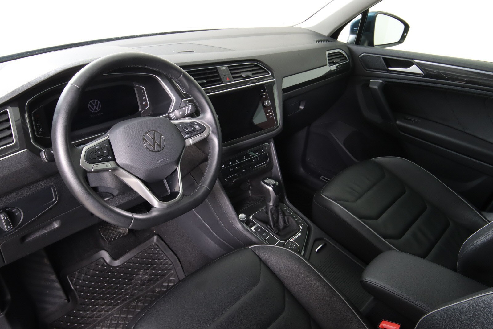 VOLKSWAGEN TIGUAN 2.0 TDI 200CH ELEGANCE EXCLUSIVE 4MOTION DSG7 - Image 11