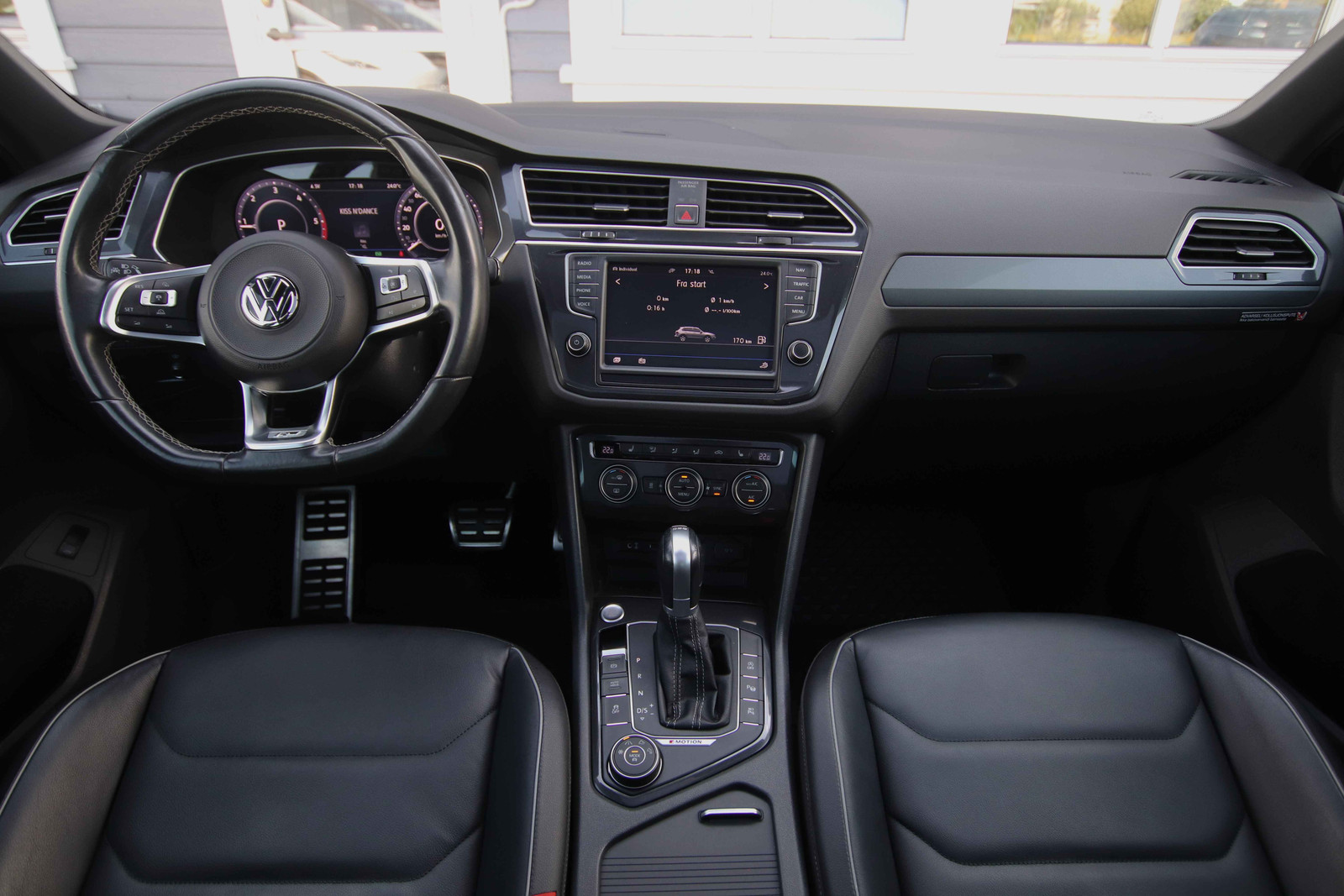 VOLKSWAGEN TIGUAN 2.0 TDI 190 4MOTION DSG7 R LINE - Image 11