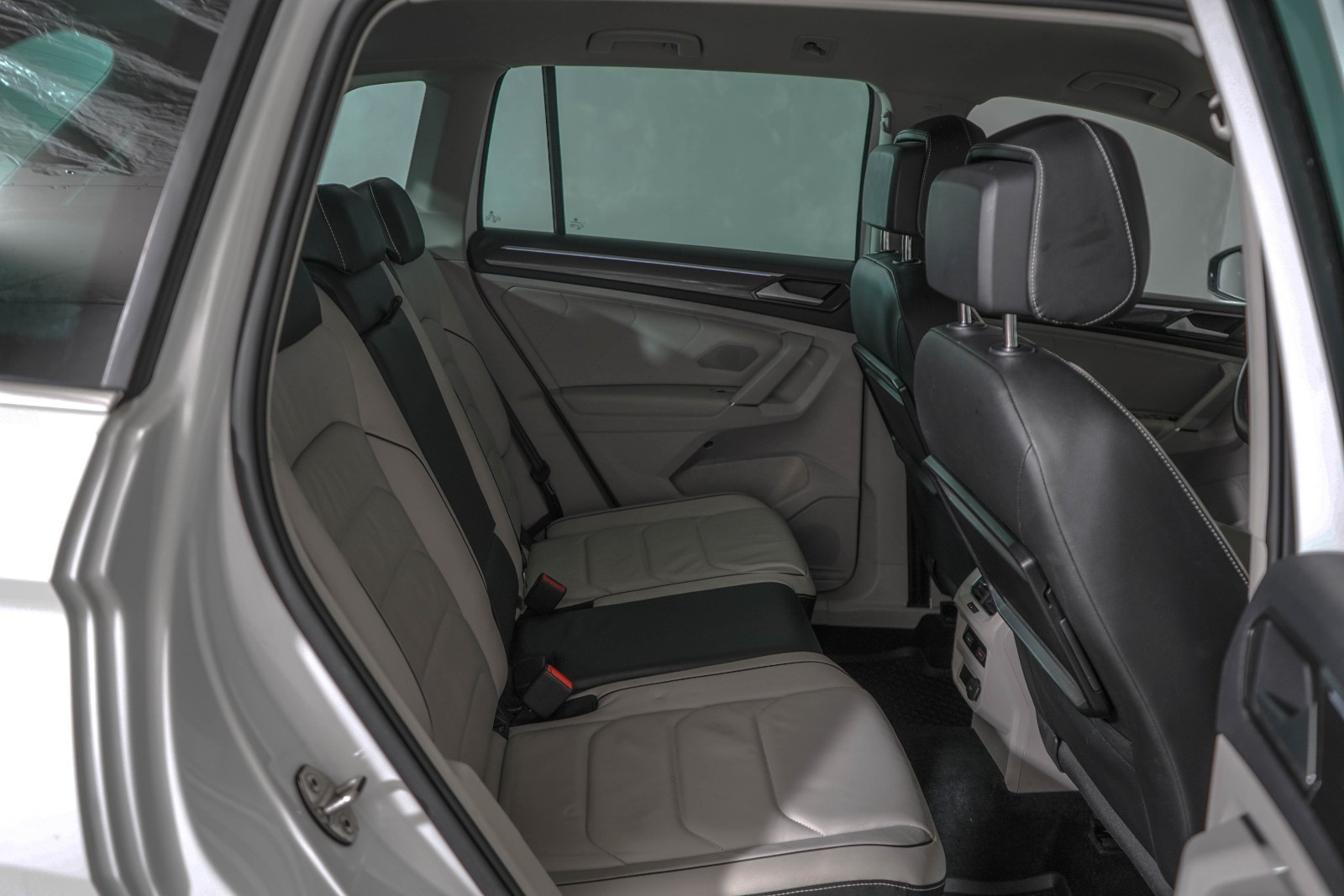 VOLKSWAGEN TIGUAN 2.0 TDI 150 4MOTION R LINE - Image 16