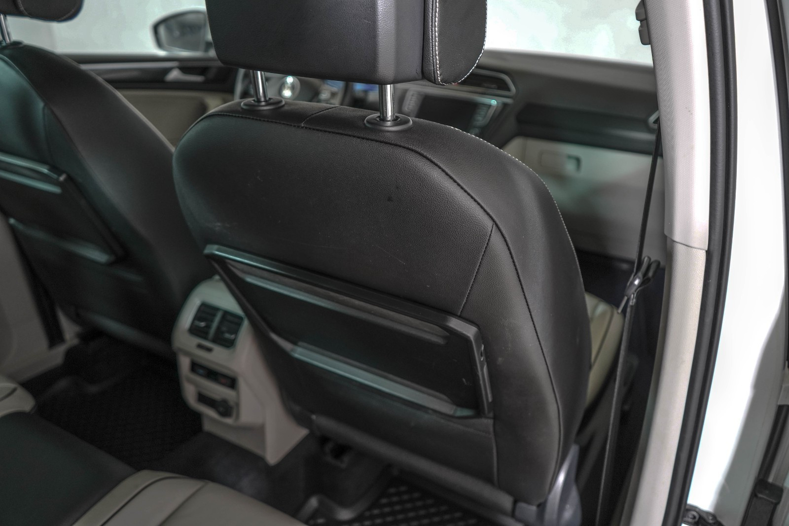 VOLKSWAGEN TIGUAN 2.0 TDI 150 4MOTION R LINE - Image 17