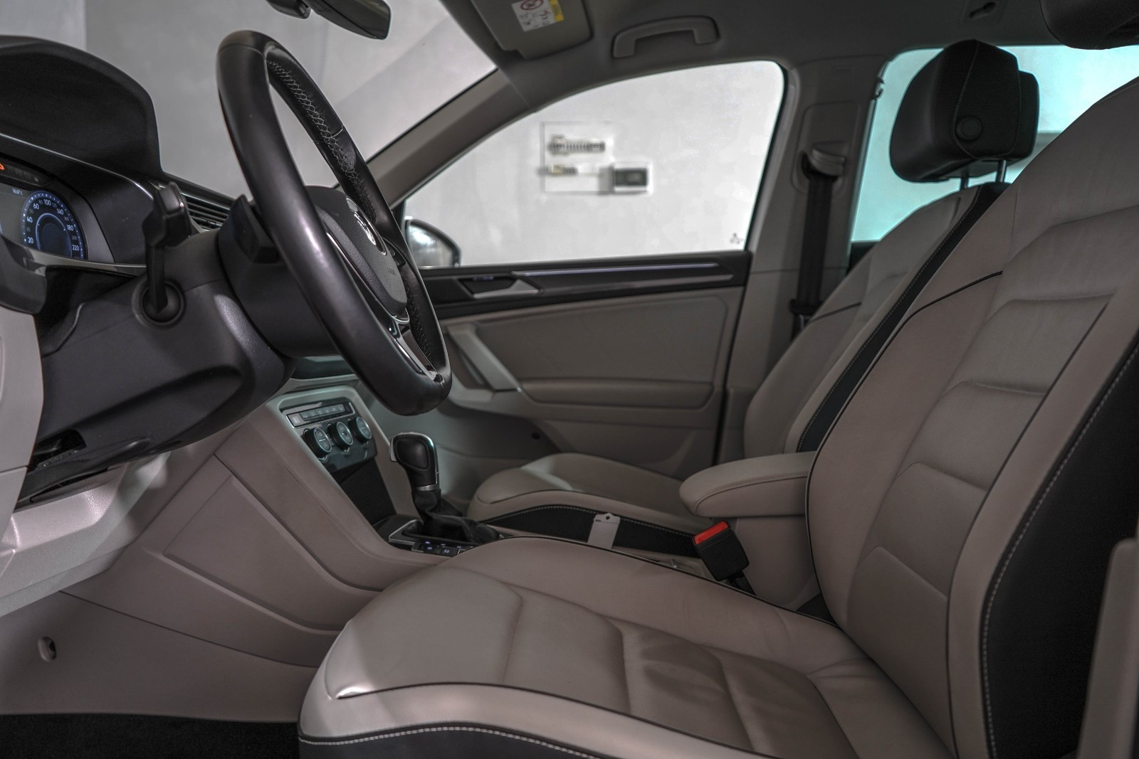 VOLKSWAGEN TIGUAN 2.0 TDI 150 4MOTION R LINE - Image 12