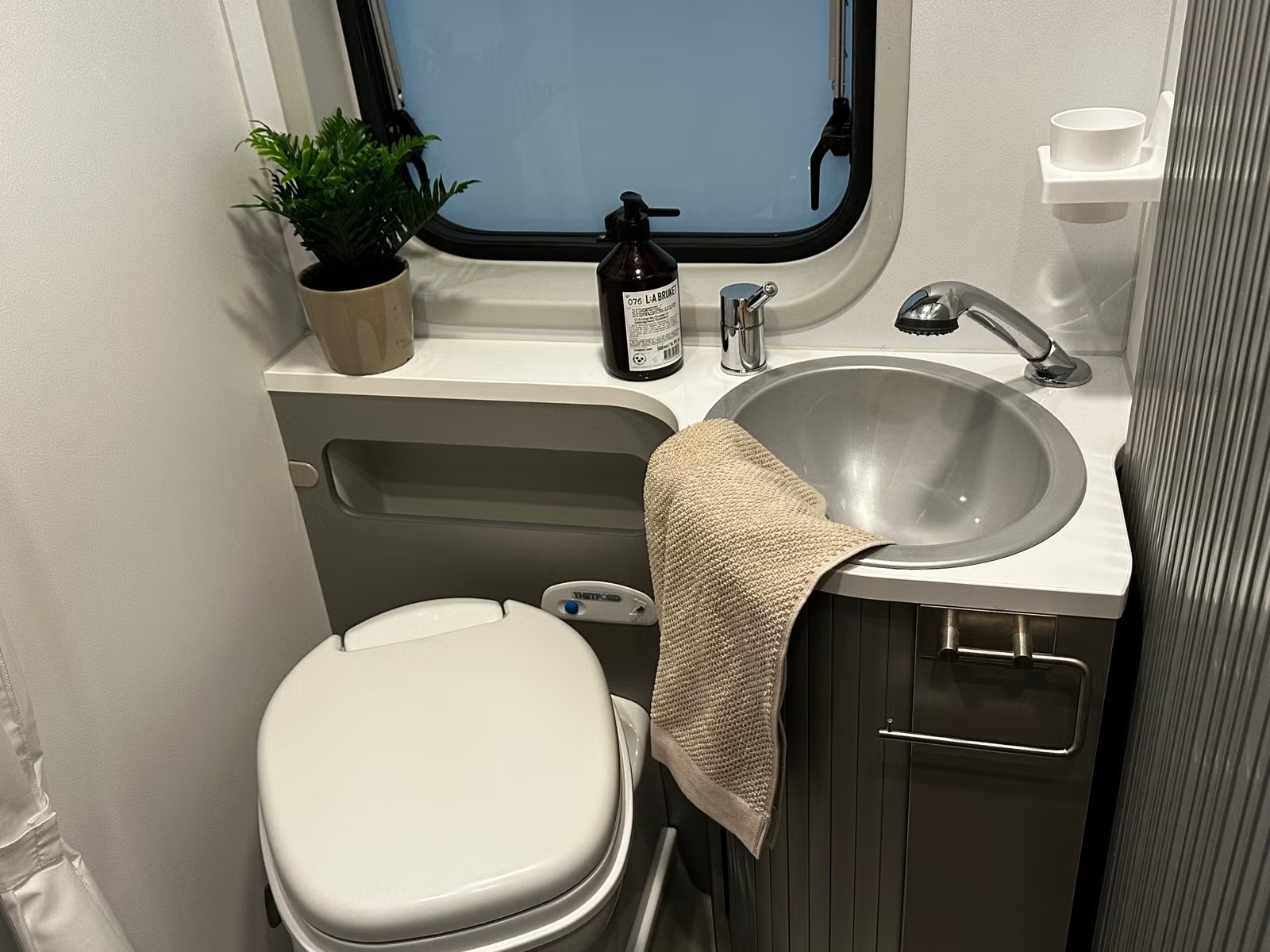 ADRIA TWIN 600 SPT - Image 18