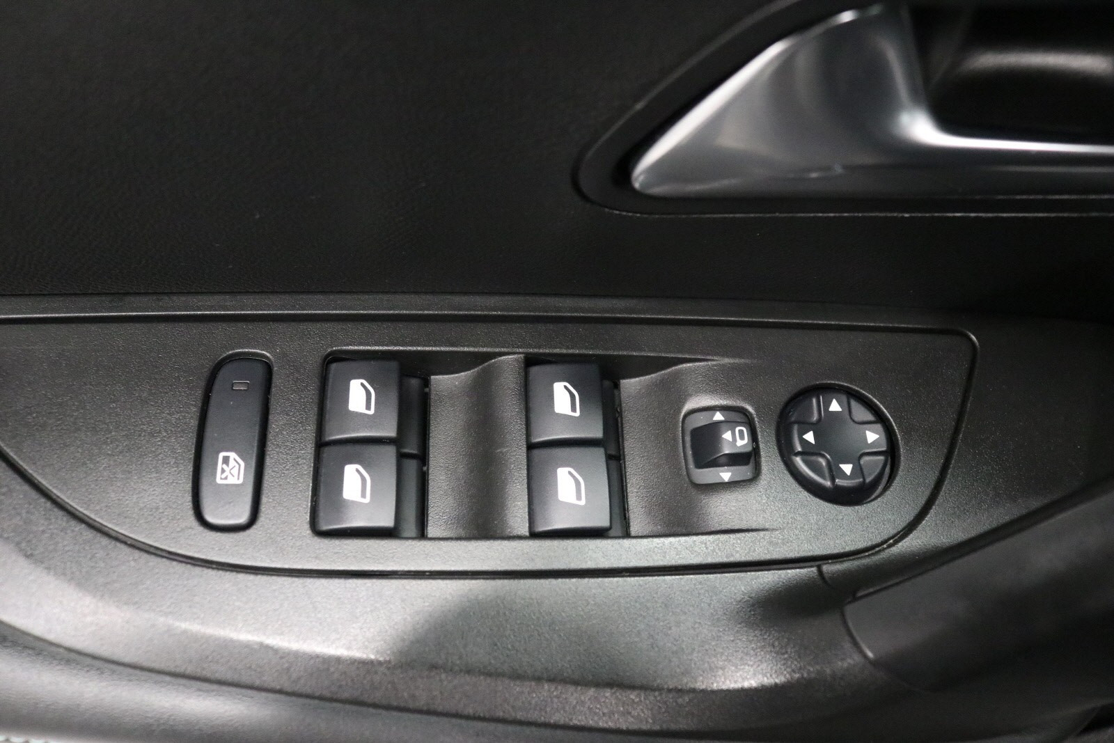 PEUGEOT 2008 1.5 BLUEHDI 130 S&S EAT8 ALLURE - Image 10