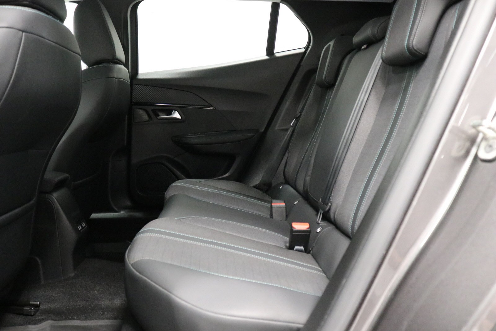 PEUGEOT 2008 1.5 BLUEHDI 130 S&S EAT8 ALLURE - Image 12