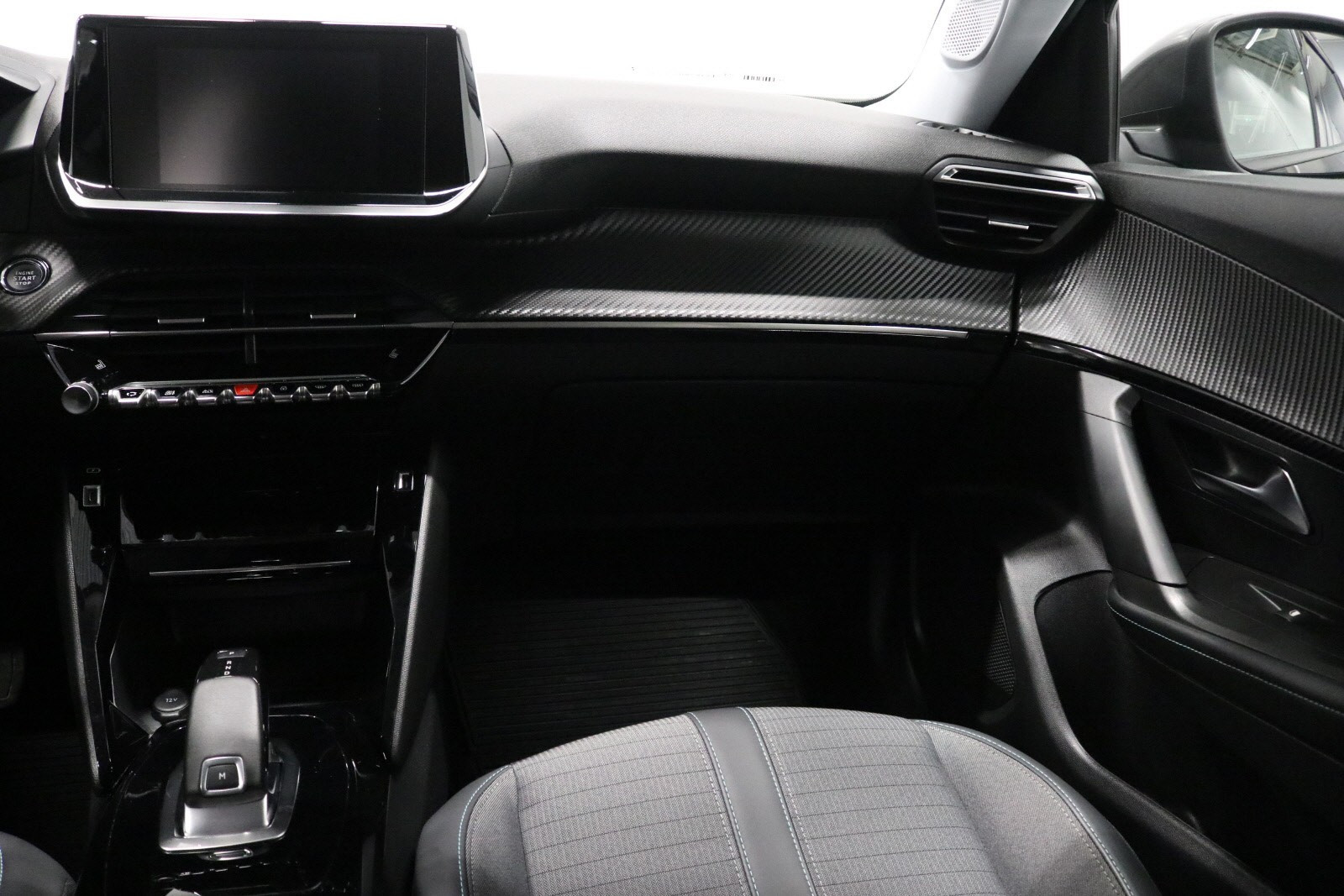 PEUGEOT 2008 1.5 BLUEHDI 130 S&S EAT8 ALLURE - Image 13