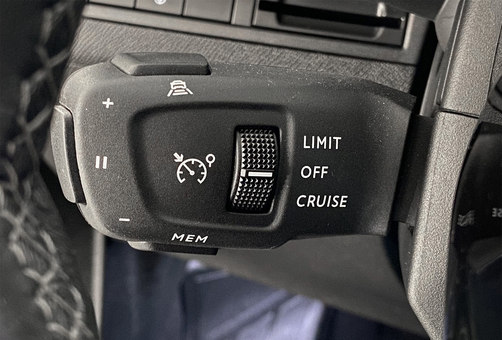 PEUGEOT 2008 1.5 BLUEHDI 130 S&S EAT8 ALLURE - Image 12