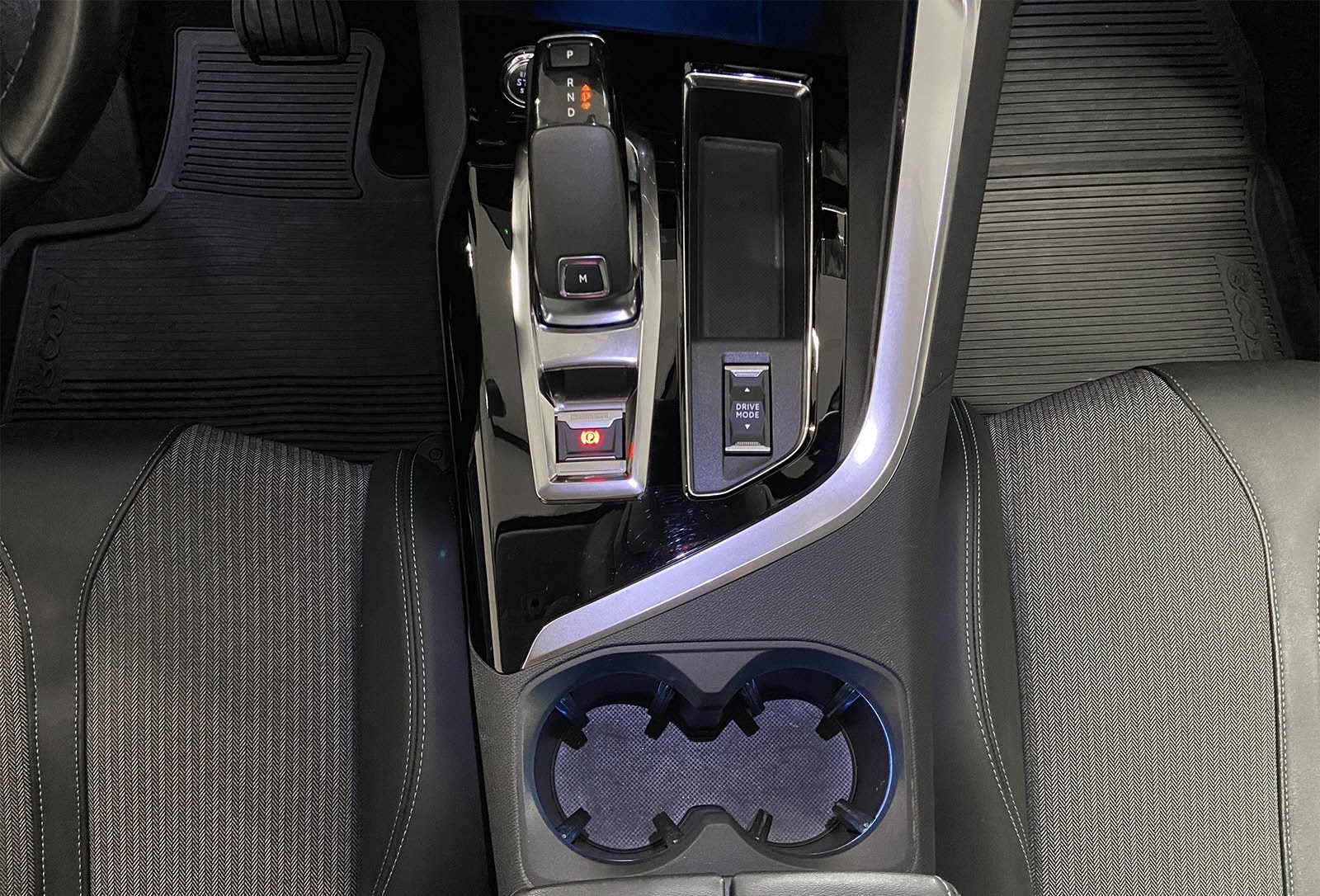 PEUGEOT 2008 1.5 BLUEHDI 130 S&S EAT8 ALLURE - Image 14