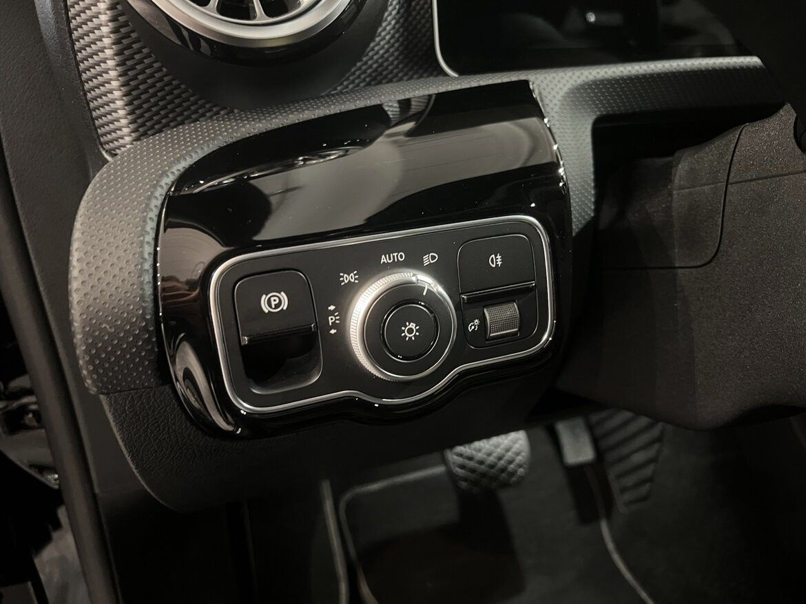 MERCEDES-BENZ CLASSE A IV 180D 116CH AMG LINE 8G-DCT - Image 11